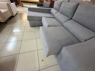 Sofá chaise longue gris con arcón