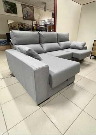 Sofá chaise longue gris con arcón