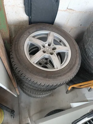 Llantas Nissan con neumáticos