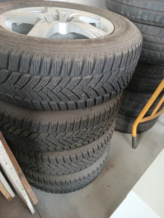 Llantas Nissan con neumáticos