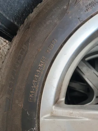 Llantas Nissan con neumáticos