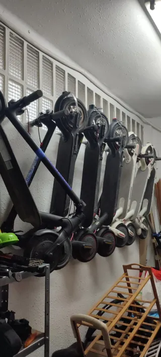 13 Patinetes Eléctricos Xiaomi con muchas piezas.