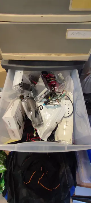 13 Patinetes Eléctricos Xiaomi con muchas piezas.