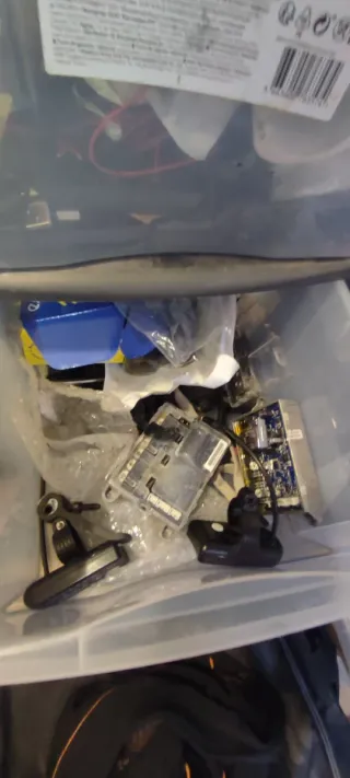 13 Patinetes Eléctricos Xiaomi con muchas piezas.