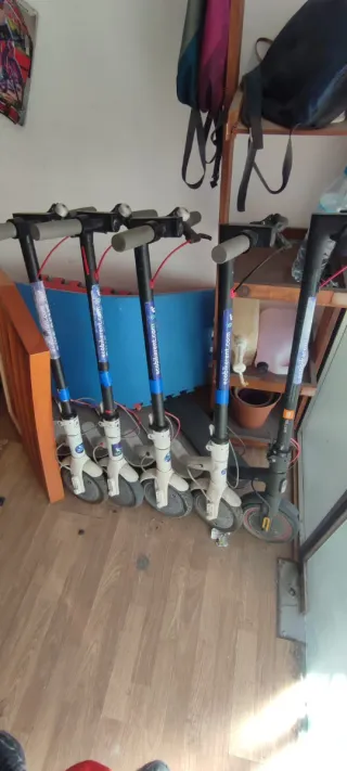 13 Patinetes Eléctricos Xiaomi con muchas piezas.