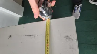 Scrivania bianca con ciabatta