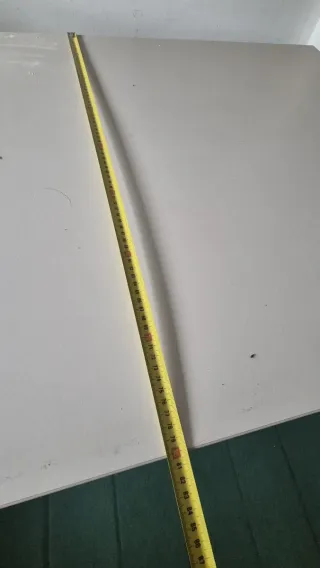 Scrivania bianca con ciabatta