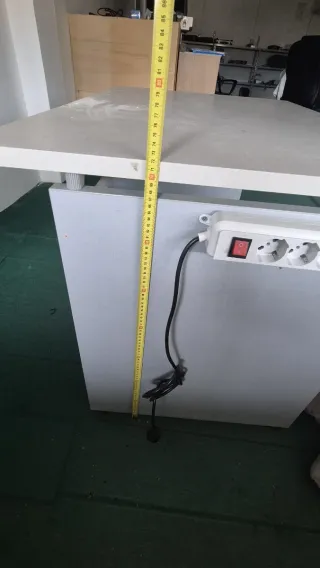 Scrivania bianca con ciabatta