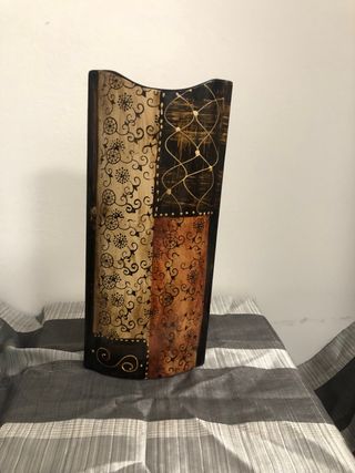 Jarrón de madera decorado