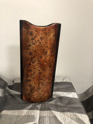Jarrón de madera decorado