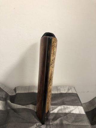 Jarrón de madera decorado