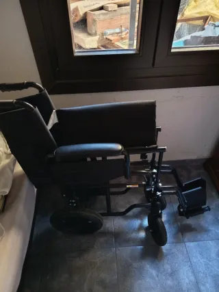 Silla de ruedas plegable.