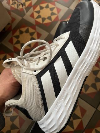 Zapatillas Adidas Negras y Blancas