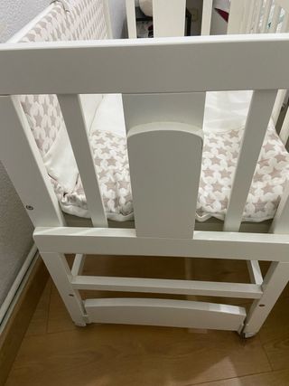 Minicuna colecho blanca con ruedas