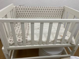 Minicuna colecho blanca con ruedas