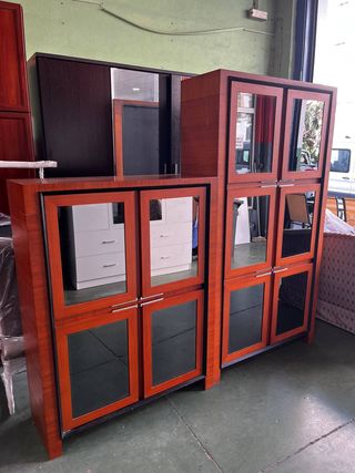 Vitrina de cristal y madera