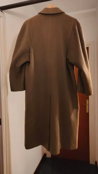 Abrigo paño largo camel. En dos sitios hay marcas