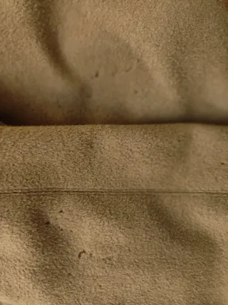 Abrigo paño largo camel. En dos sitios hay marcas