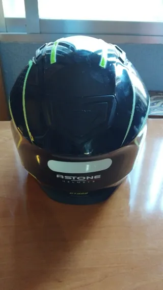 Casco de moto Astone negro y amarillo
