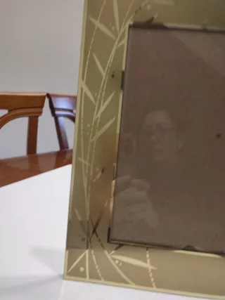 Marco de sobremesa dorado con diseño de bambú