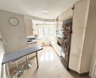 Cocina completa y barra de silestone