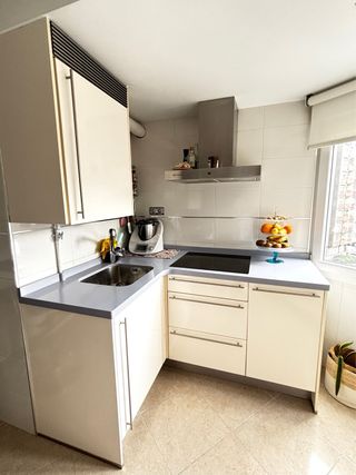 Cocina completa y barra de silestone