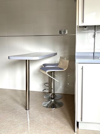 Cocina completa y barra de silestone