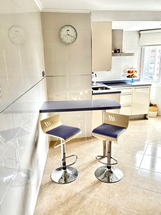 Cocina completa y barra de silestone