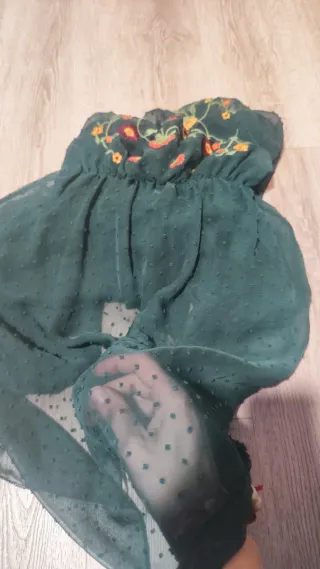 Vestido verde con bordado floral