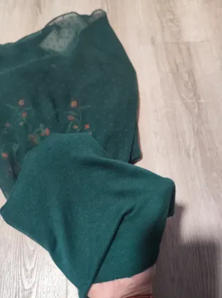 Vestido verde con bordado floral