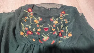 Vestido verde con bordado floral