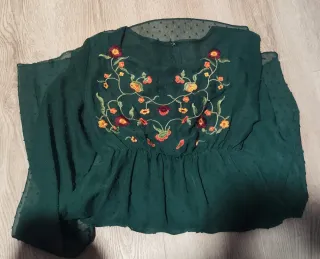 Vestido verde con bordado floral