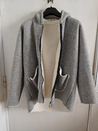 Chaqueta con capucha gris y blanca
