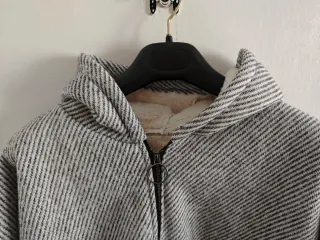 Chaqueta con capucha gris y blanca