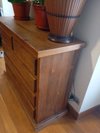 Mueble de madera con cajones