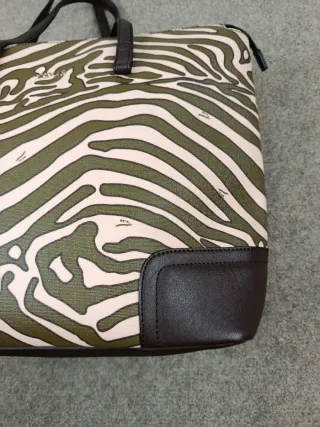 Bolso Tous estampado cebra verde y negro