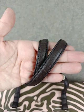 Bolso Tous estampado cebra verde y negro