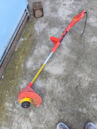 Desbrozadora eléctrica roja