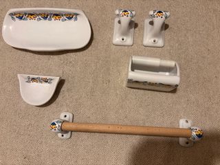 Conjunto baño cerámica y madera