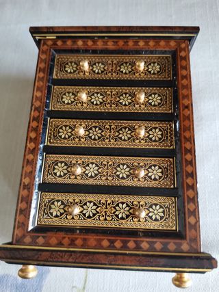 Joyero con cajones y adornos dorados