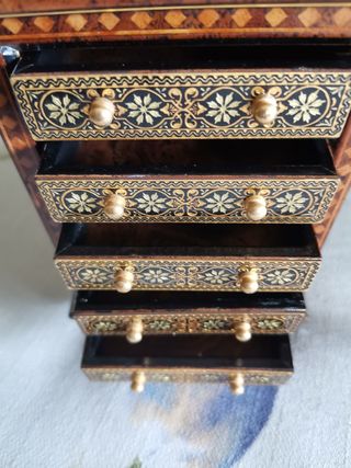 Joyero con cajones y adornos dorados