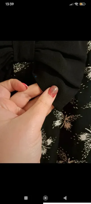 Vestido negro con estampado de mariposas