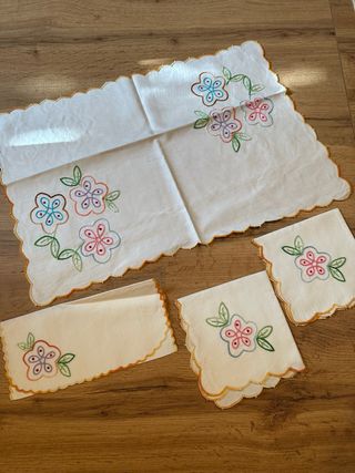 Set vintage tovagliette e tovaglioli ricamati