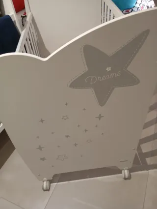 Cuna de madera con estrellas