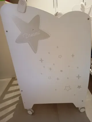 Cuna de madera con estrellas
