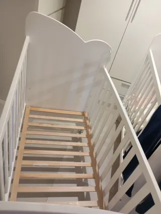 Cuna de madera con estrellas