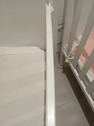 Cuna de madera con estrellas