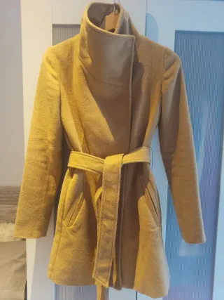 Abrigo Bershka Beige de paño con Forro Rojo