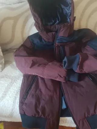 Chaqueta con capucha granate