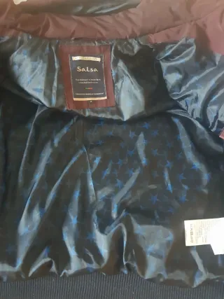 Chaqueta con capucha granate